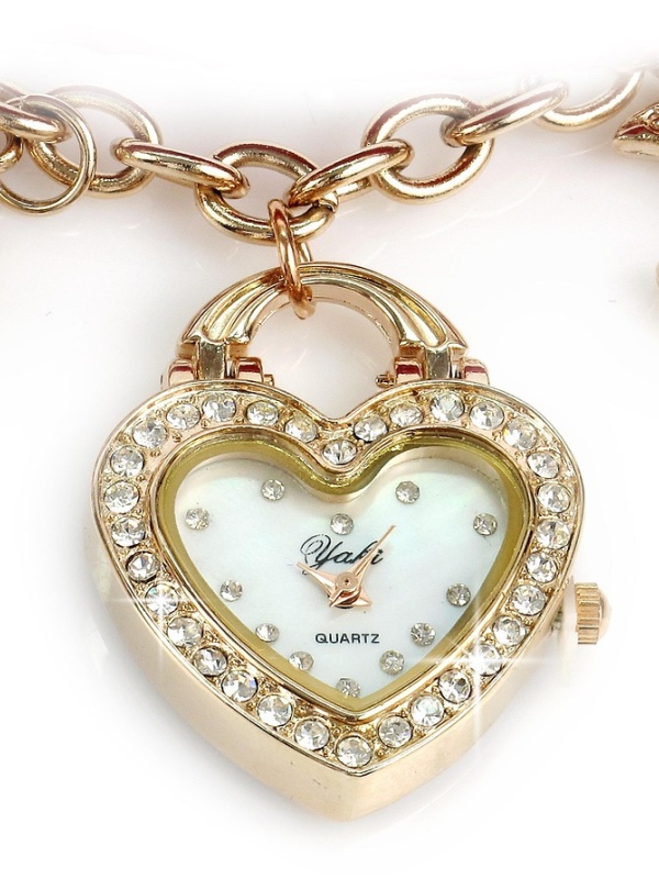 Златно колие сърце